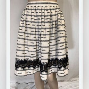ALICE + OLIVIA Elegant Black and White Skirt size 6 midi skirt full lace lined